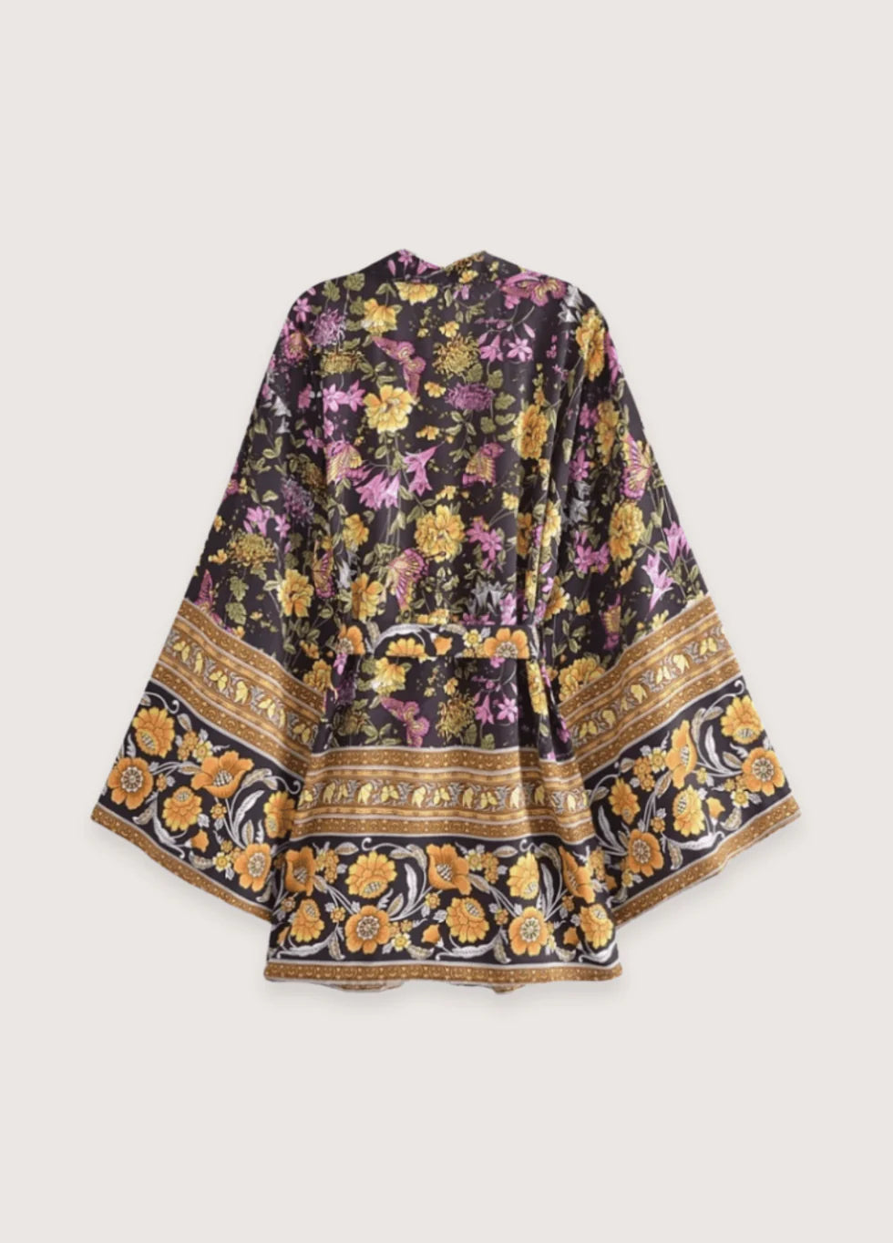 Vorderansicht eines Boho Strandkimonos in Sandfarben