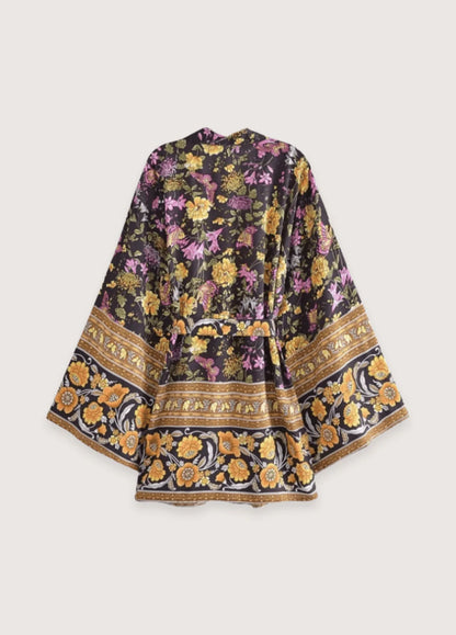 Vorderansicht eines Boho Strandkimonos in Sandfarben