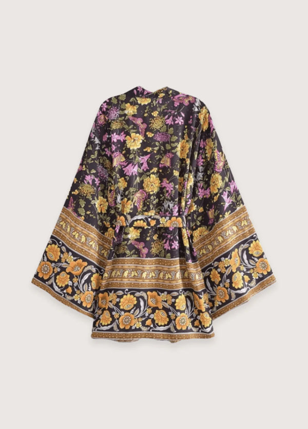 Vorderansicht eines Boho Strandkimonos in Sandfarben