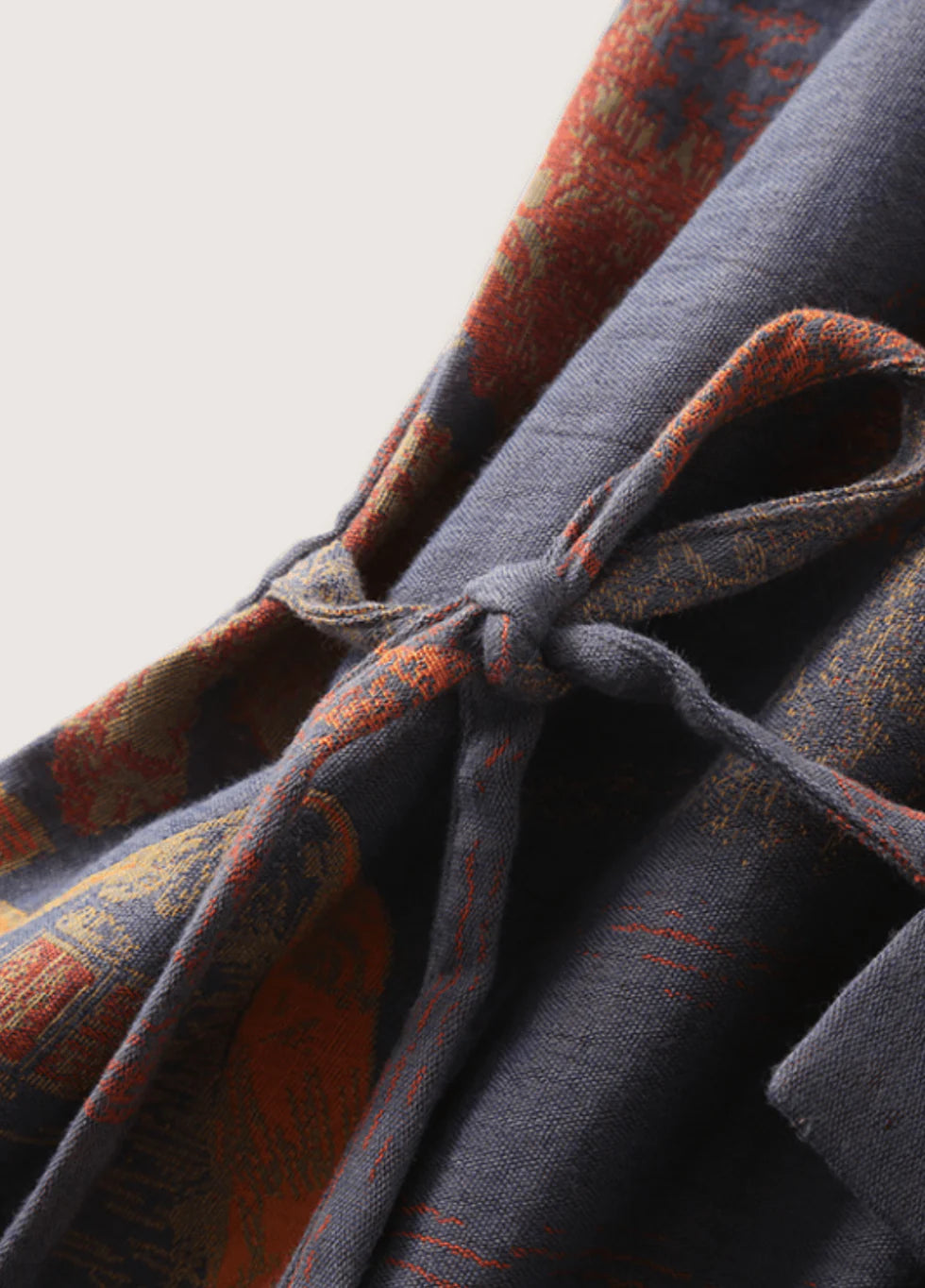 Herren Kimono Bademantel mit Momiji Muster in Frontansicht, leicht und bequem