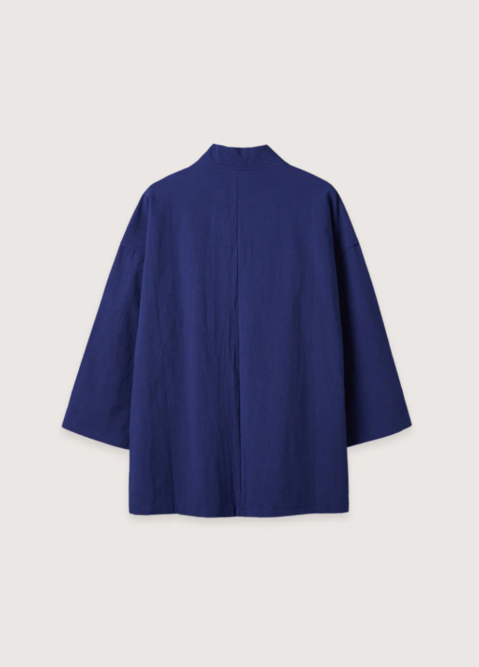 Rückansicht der Minimalistischen Kimono in Blau