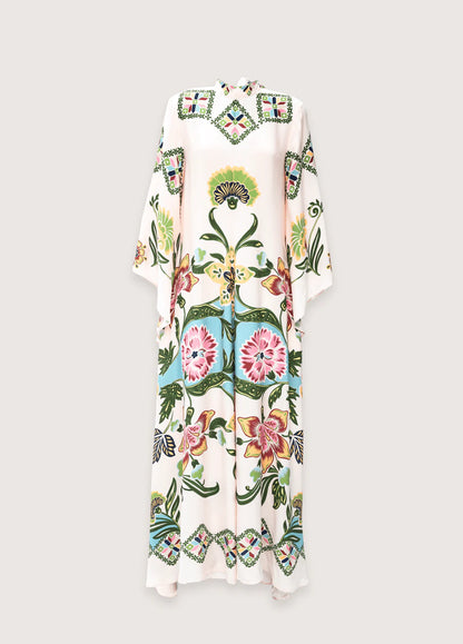 Feines Stoffdetail des Kimonokleids mit botanischem Blumenmuster 