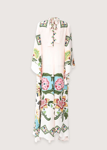 Damen Kimonokleid mit botanischem Print im Sommerlichen Lifestyle Setting.