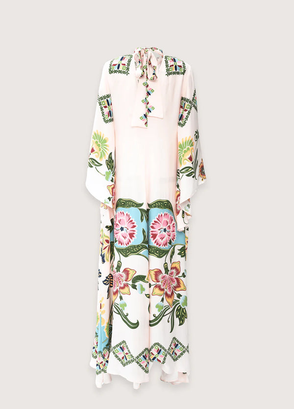 Damen Kimonokleid mit botanischem Print im Sommerlichen Lifestyle Setting.