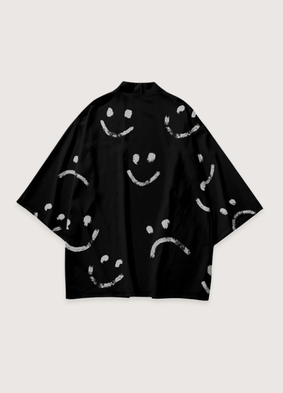 Kimono mit Smiley-Motiv im Lifestyle Look getragen für einen modernen Stil