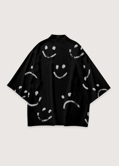 Kimono mit Smiley-Motiv im Lifestyle Look getragen für einen modernen Stil