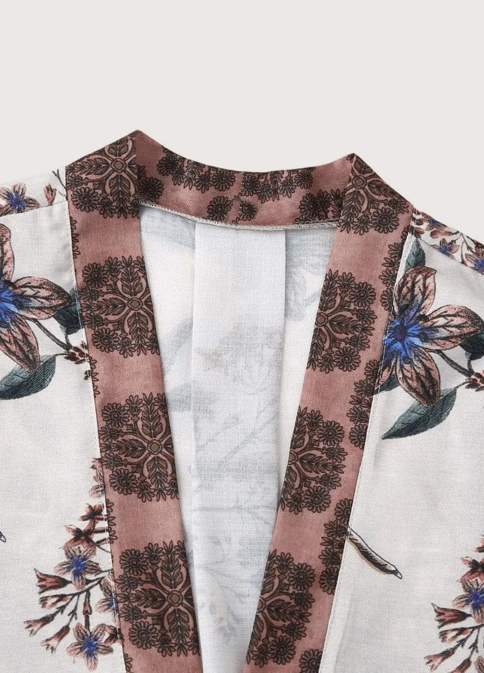 Kurzer weißer Kimono Yoko als stilvoller Casual-Look