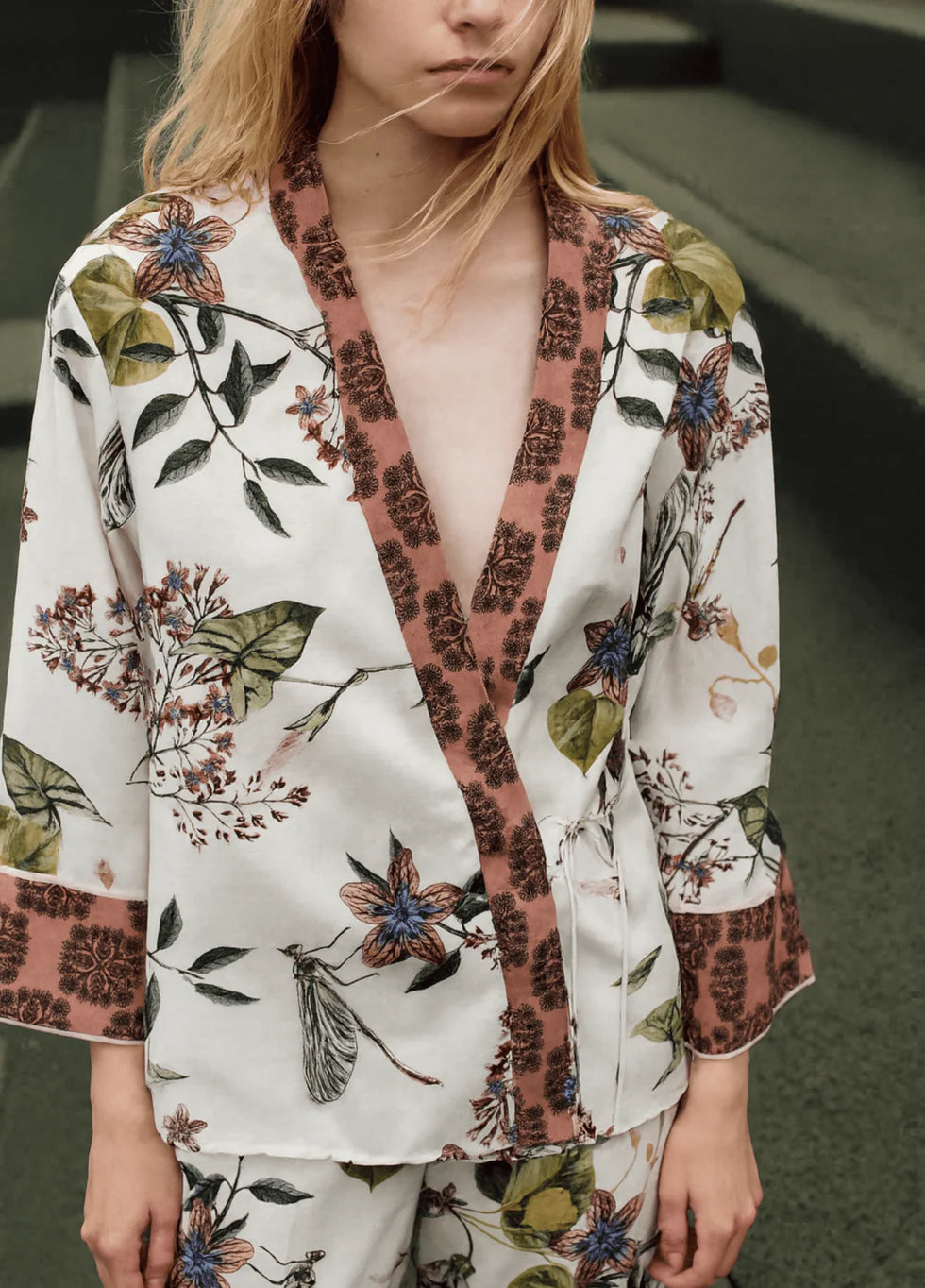 Weißer Kimono Yoko mit leichtem Schnitt in Vorderansicht