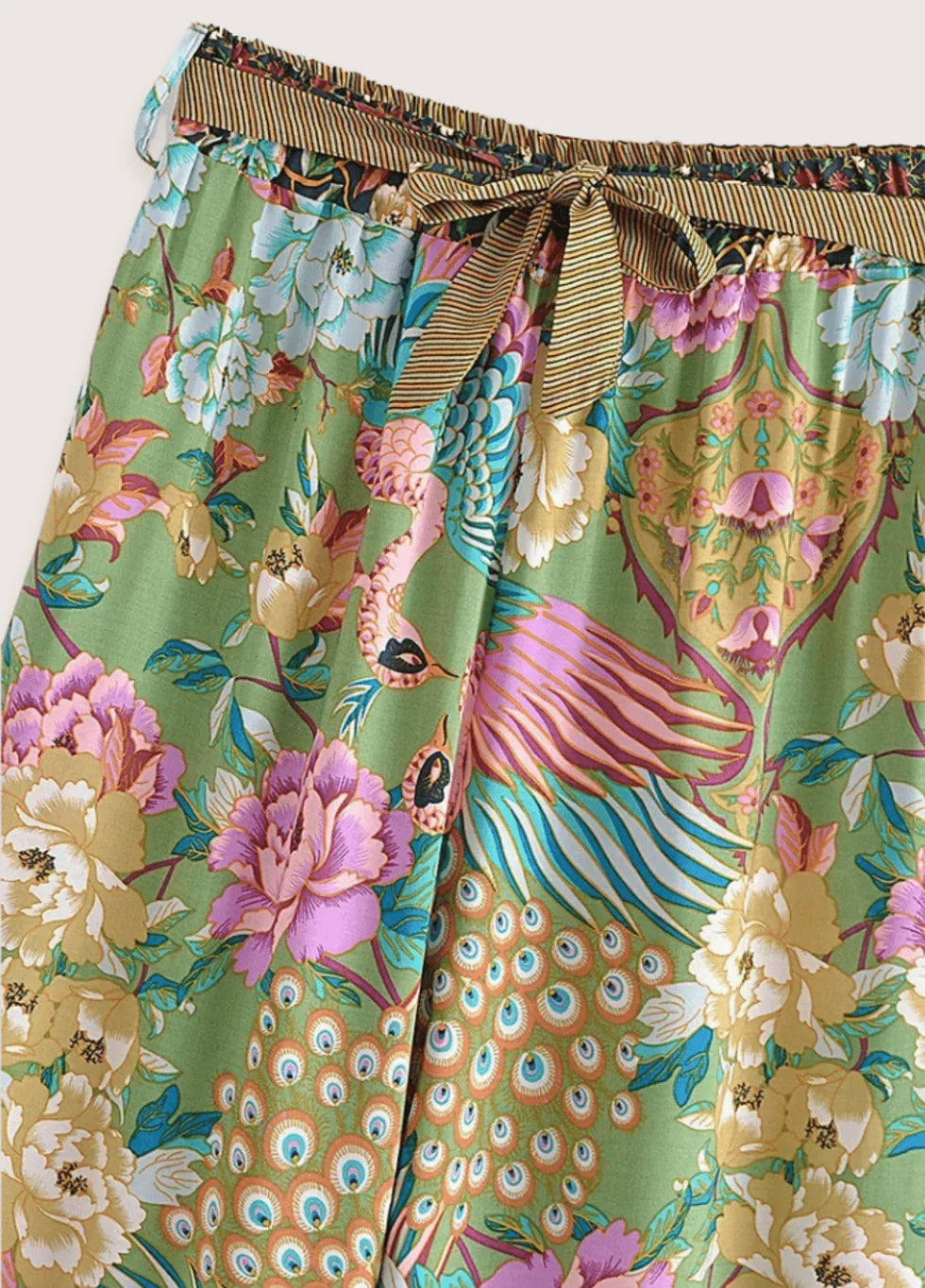 Kimono Hose Grün mit Pfauenmuster im Outfit
