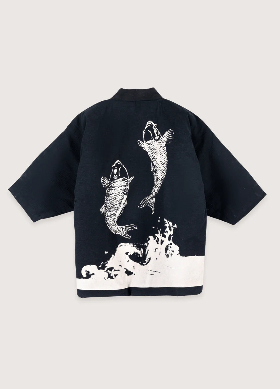 Schwarze Kimonojacke mit Koi-Karpfen-Motiv im japanischen Stil
