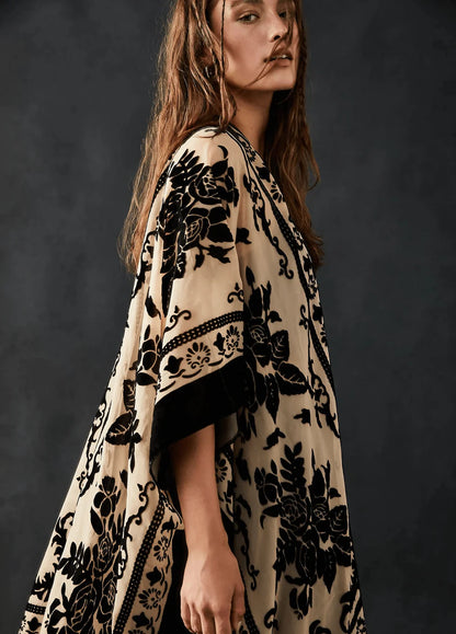 Detail einer eleganten Kimonojacke in Creme und Schwarz