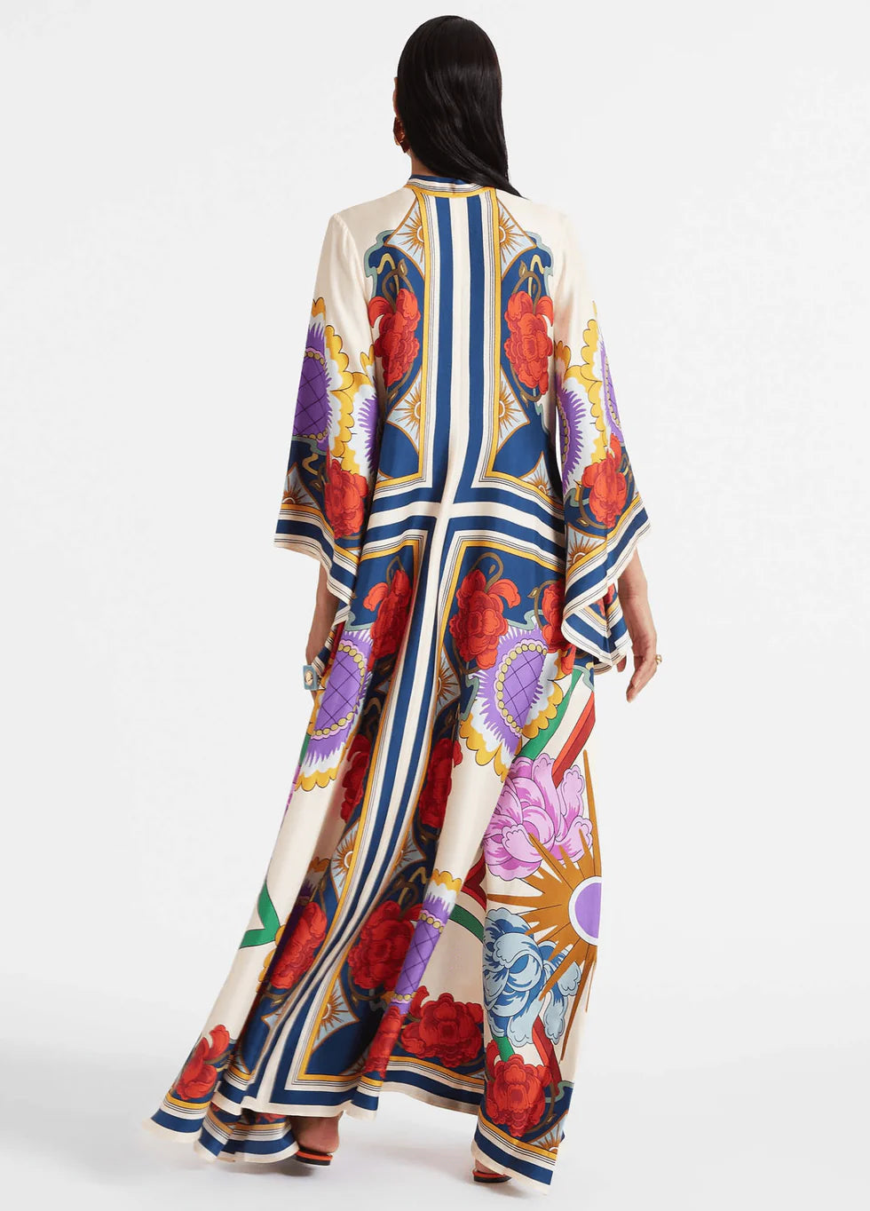 Elegantes Kimonokleid im Barock Stil im Garten als Sommer-Lifestyle Outfit getragen