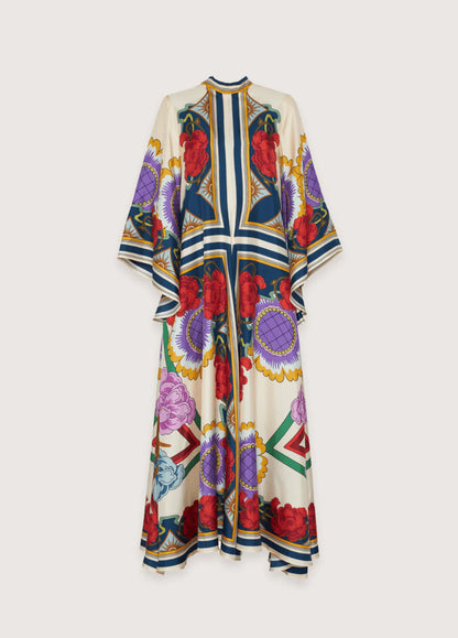 Detailaufnahme des barocken Musters und leichten Stoffes vom Maxi Kimonokleid