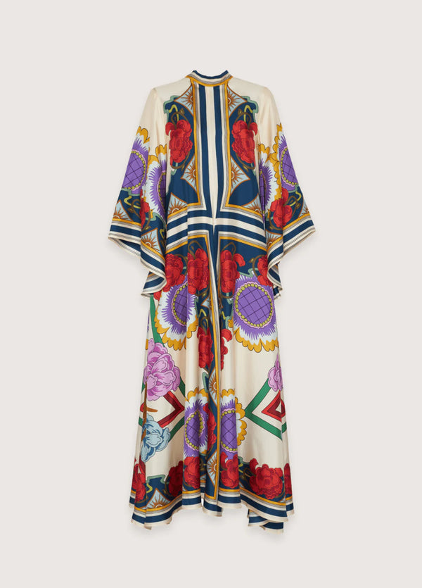 Detailaufnahme des barocken Musters und leichten Stoffes vom Maxi Kimonokleid