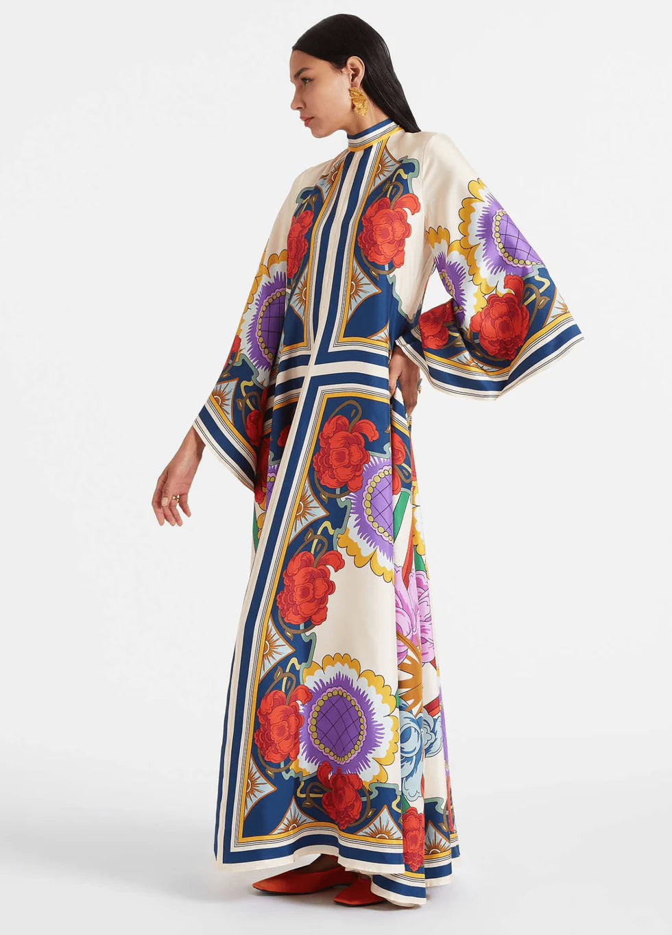 Maxi Kimonokleid für Damen im Sommer getragen mit barockem Design Outfit