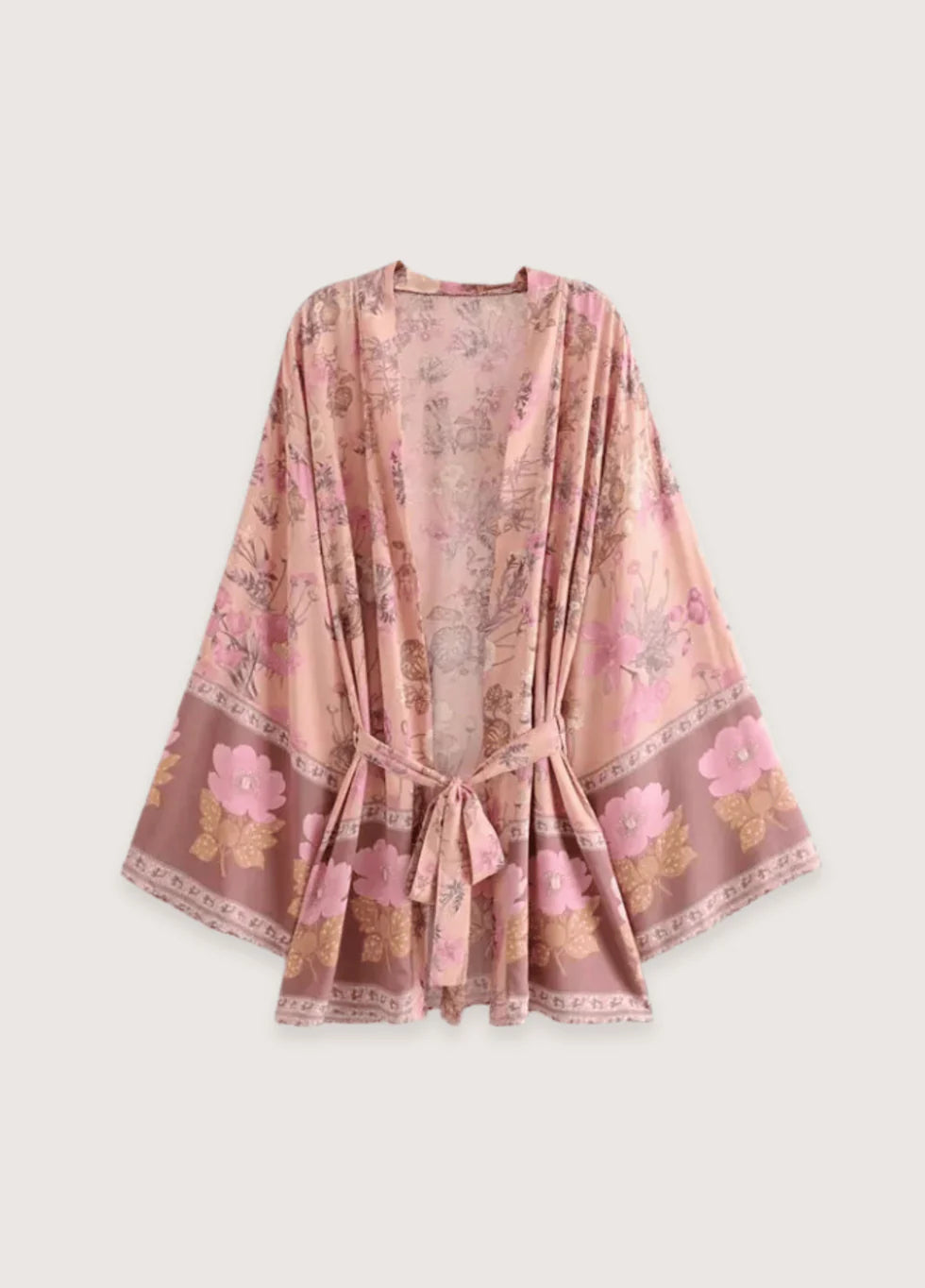 Kurzer Kimono Aura in Rosa im modernen Lifestyle Look getragen