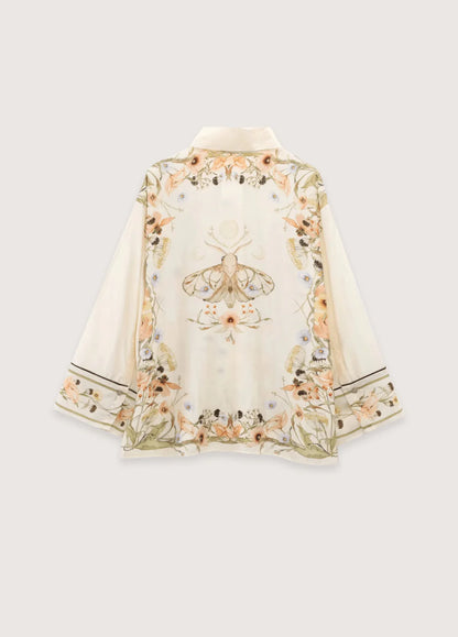 Detail kurzer Strandkimono mit Magnolia-Muster
