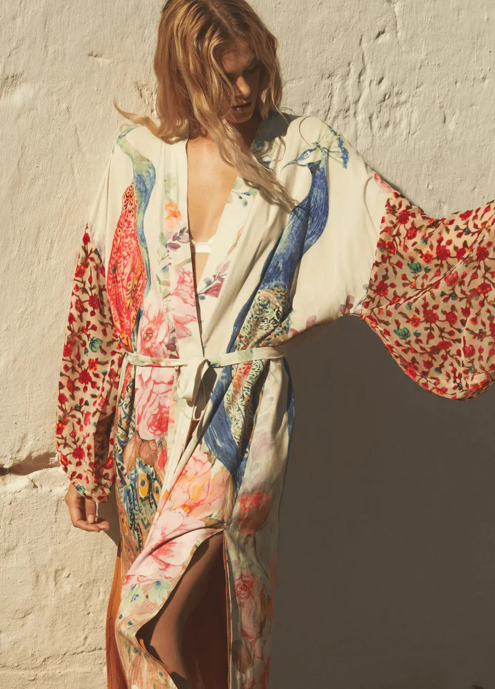 Langer Kimono für Damen mit Kujaku Design in Frontansicht