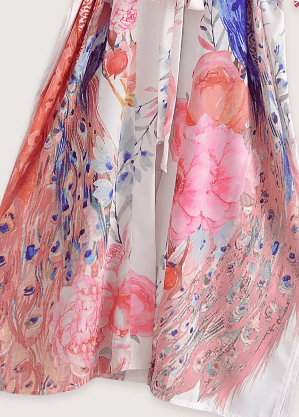 Nachaufnahme des Kujaku-Musters auf einem langen Kimono