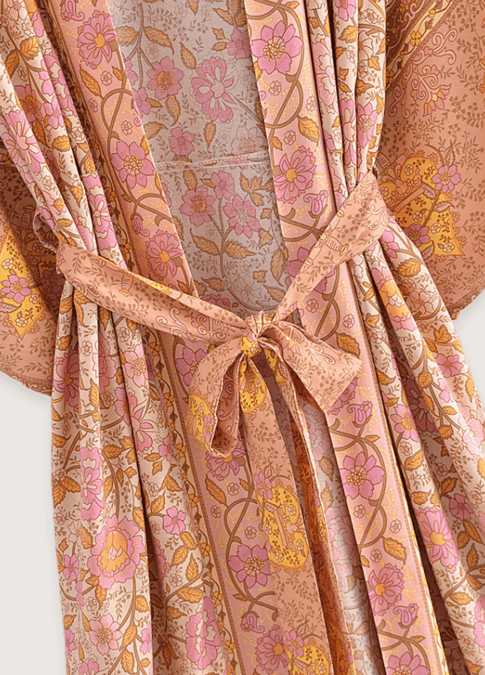 Detailaufnahme des weichen Stoffes und der hochwertigen Verarbeitung des Rosa Kimono-Bademantels