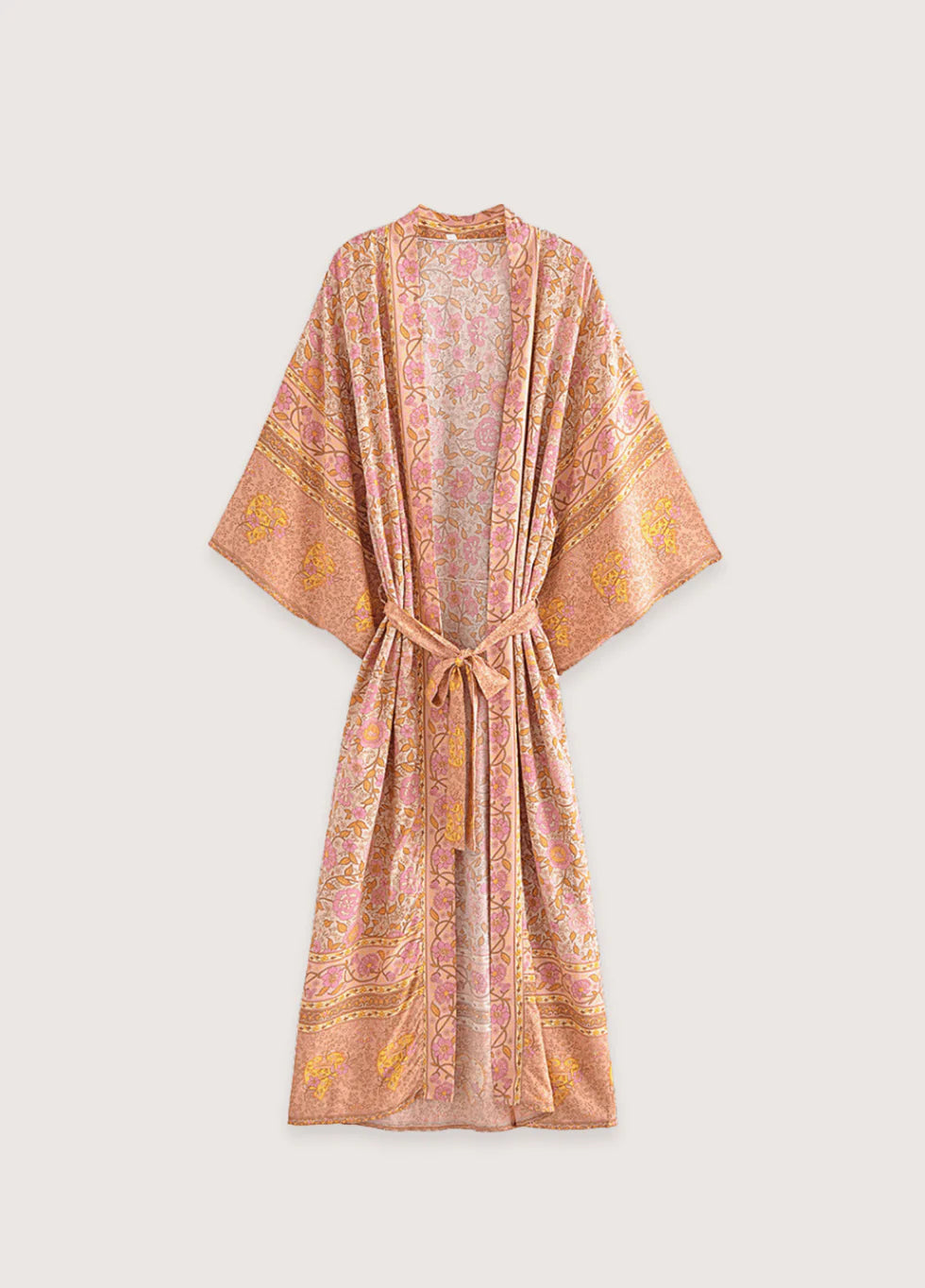 Frau trägt langen Rosa Kimono-Bademantel in einer entspannten Home-Spa-Atmosphäre