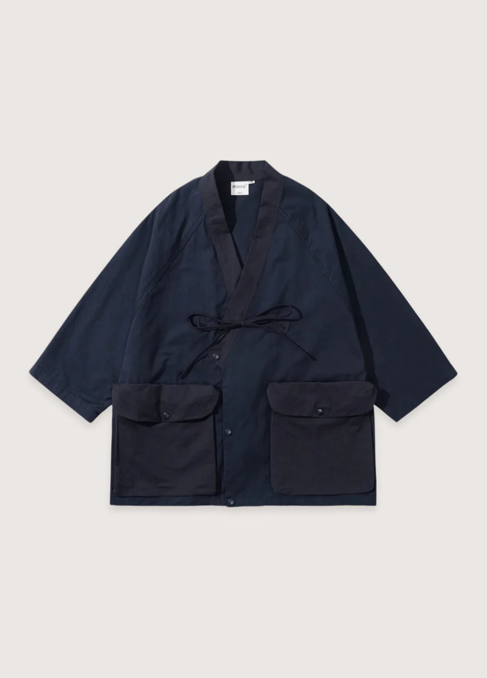 Modell träg blaue Noragi Jacke im Streetstyle Outfit für einen modernen japanisch inspirierten Look