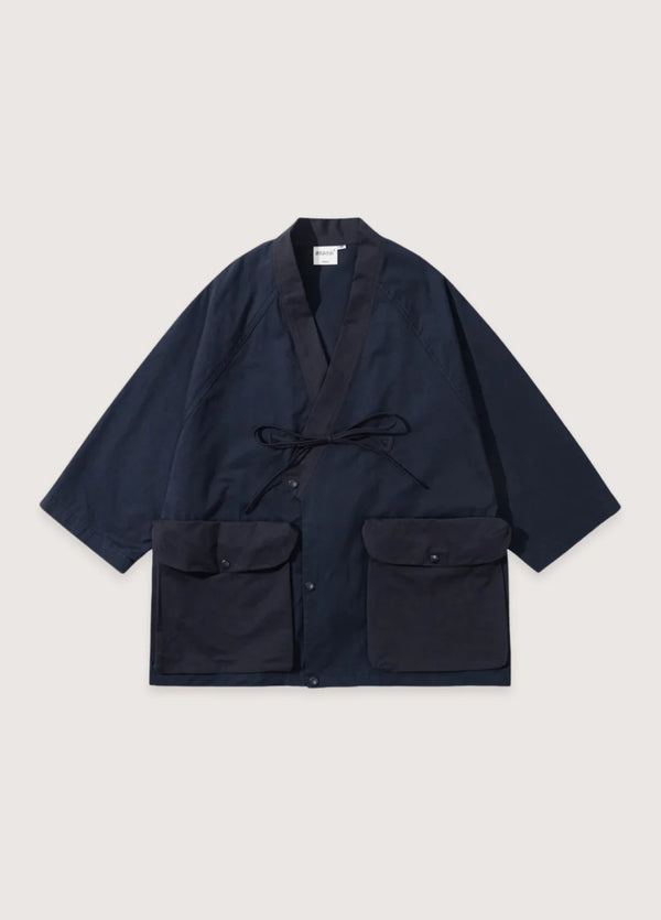 Modell träg blaue Noragi Jacke im Streetstyle Outfit für einen modernen japanisch inspirierten Look