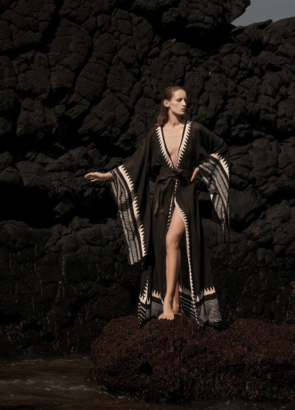 Kimono Lang Schwarz Nami im eleganten Look