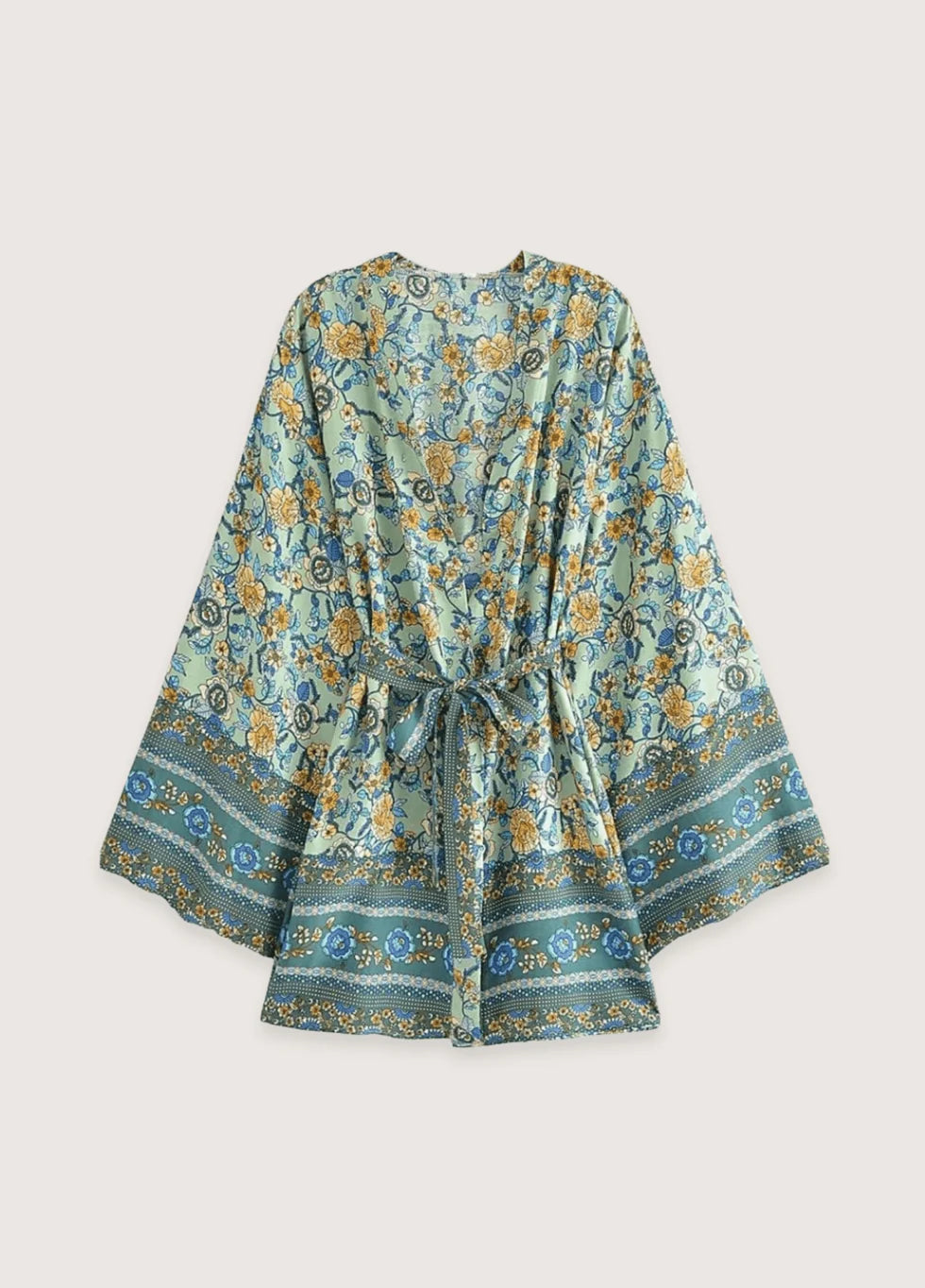 Vorderansicht eines kurzen Strandkimonos in Azur mit Boho-Design