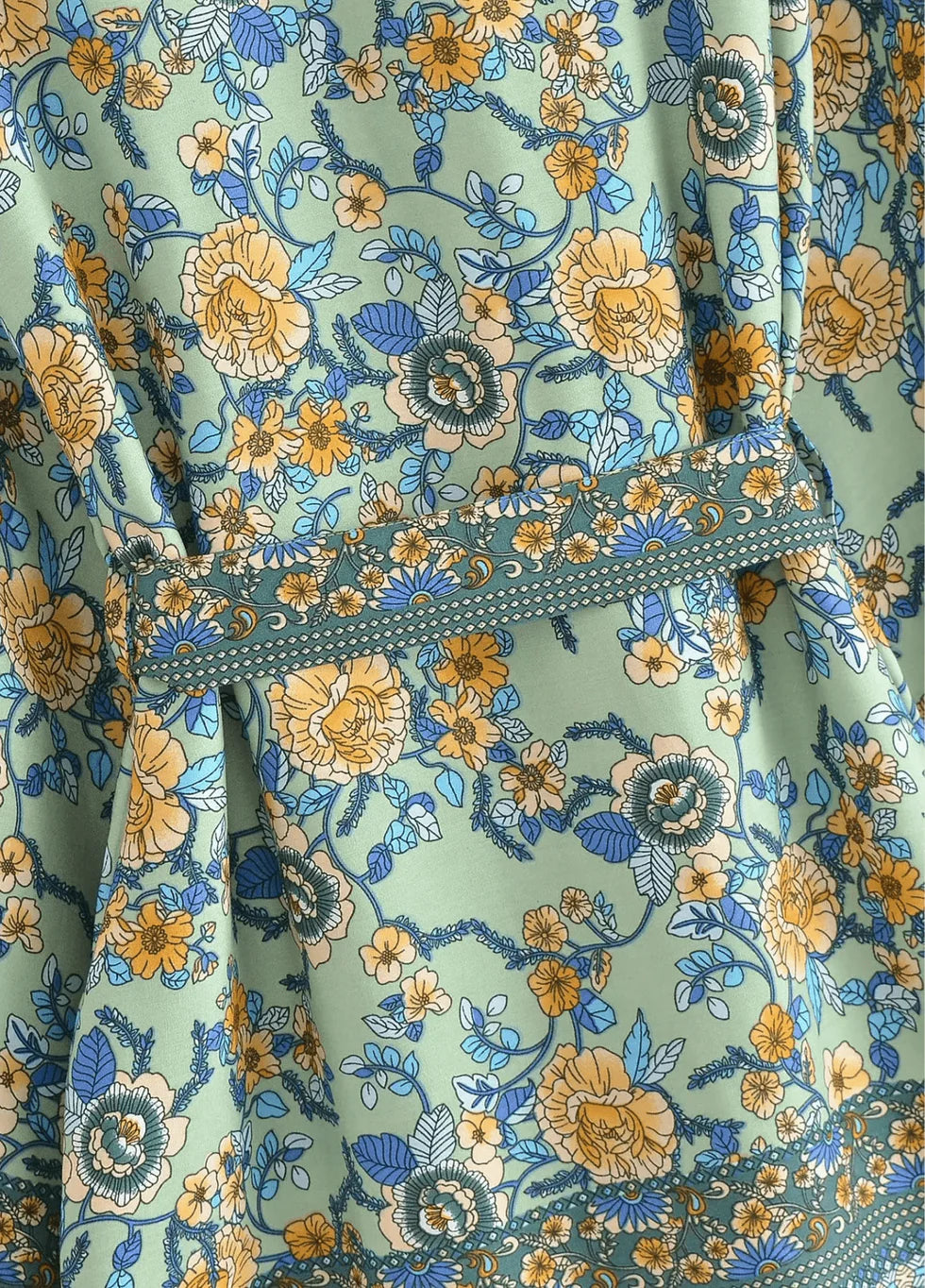 Rückansicht eine kurzen Strandkimonos für Damen in Azur