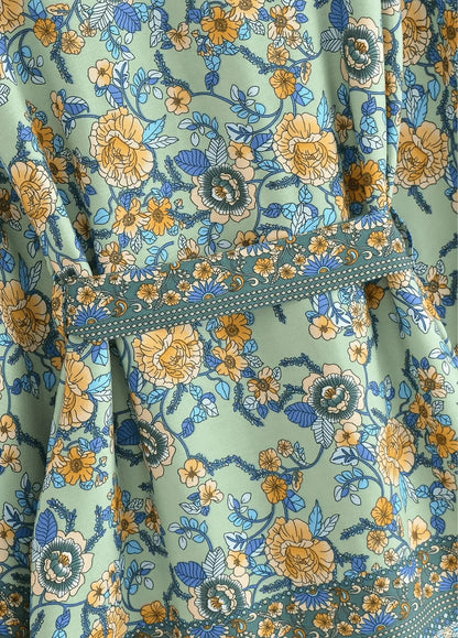 Rückansicht eine kurzen Strandkimonos für Damen in Azur