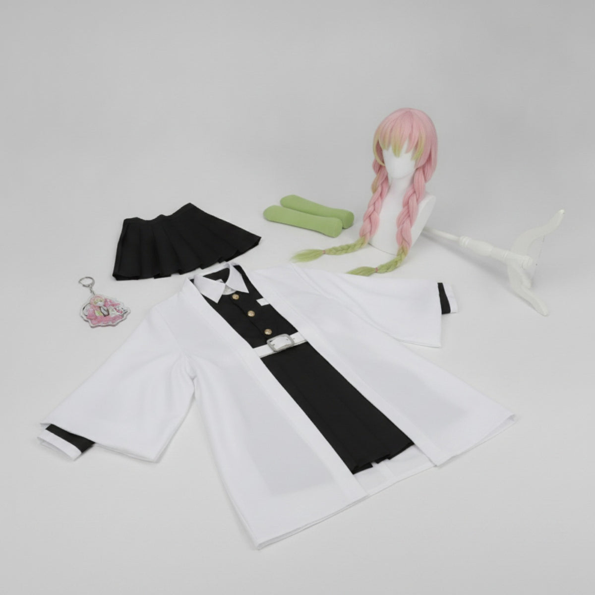 Detailaufnahme eines farbenfrohen Anime Cosplay Outfits mit weichem Stoff und feinen Mustern