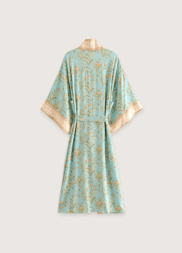 Hellblauer Kimono mit Bindergürtel