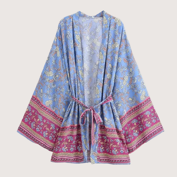 Hellblauer Kimono mit Blumenmuster im Boho-Stil