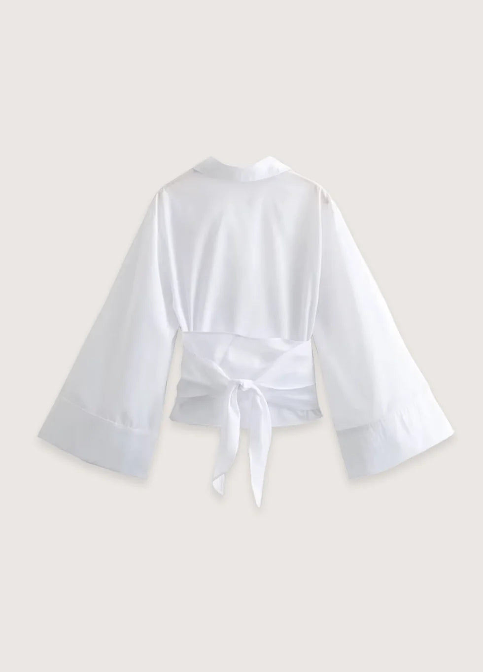 Weißer kurzer Damen Kimono für Sommer, leicht und luftig geschnittener moderner Stil