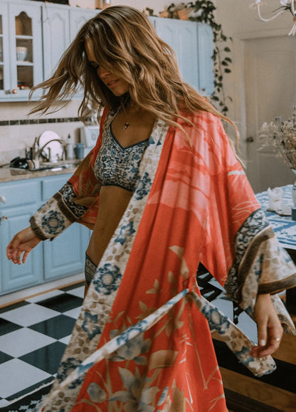 Langer Kimono mit Kranich-Muster im Sonnenlicht
